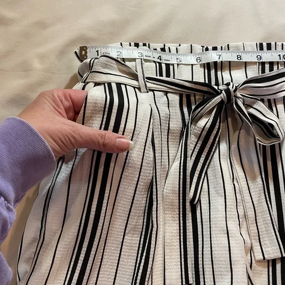 Love Striped Black & White Paper Bag Shorts w/Pockets & Tie-Waist, Size Medium - Picture 4 of 12